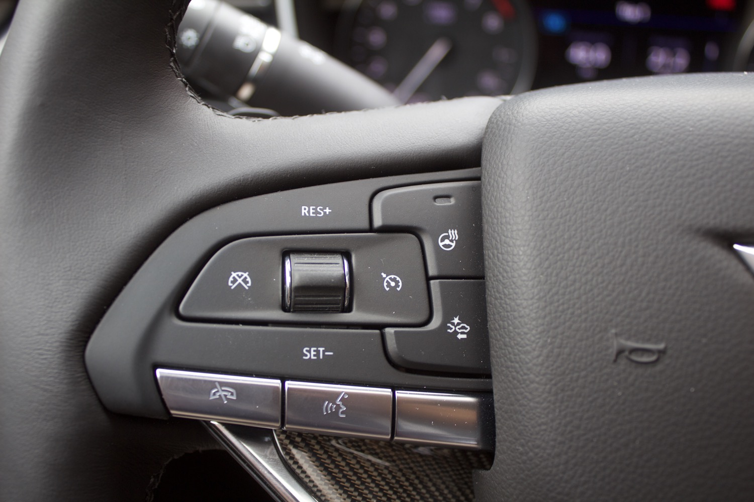 https://gmauthority.com/blog/wp-content/uploads/2020/03/2020-Cadillac-XT6-Premium-Luxury-with-Platinum-Package-Interior-XT6-Drive-019-steering-wheel-cruise-control.jpg