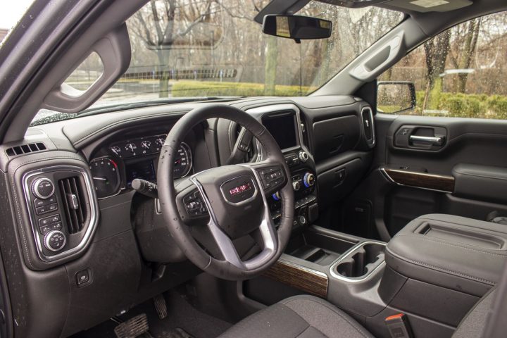 Cockpit view of the 2020 GMC Sierra 1500.