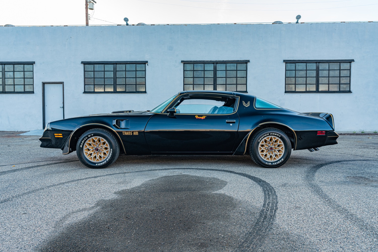 https://gmauthority.com/blog/wp-content/uploads/2020/05/1977-Pontiac-Firebird-Trans-Am-Y82-Special-Edition-Package-black-and-gold-Burt-Reynolds-Smokey-and-the-Bandit-006.jpg