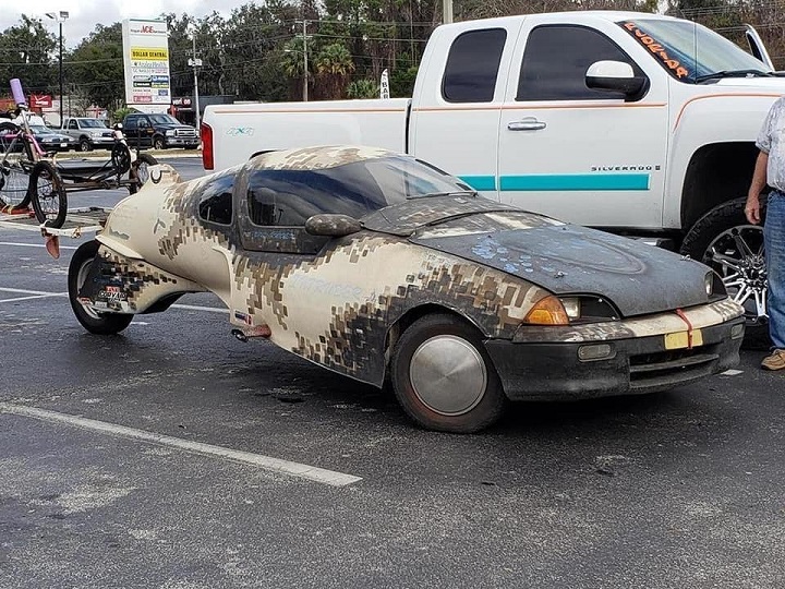Giving new meaning to the phrase “Car Crash.” : r/Shitty_Car_Mods