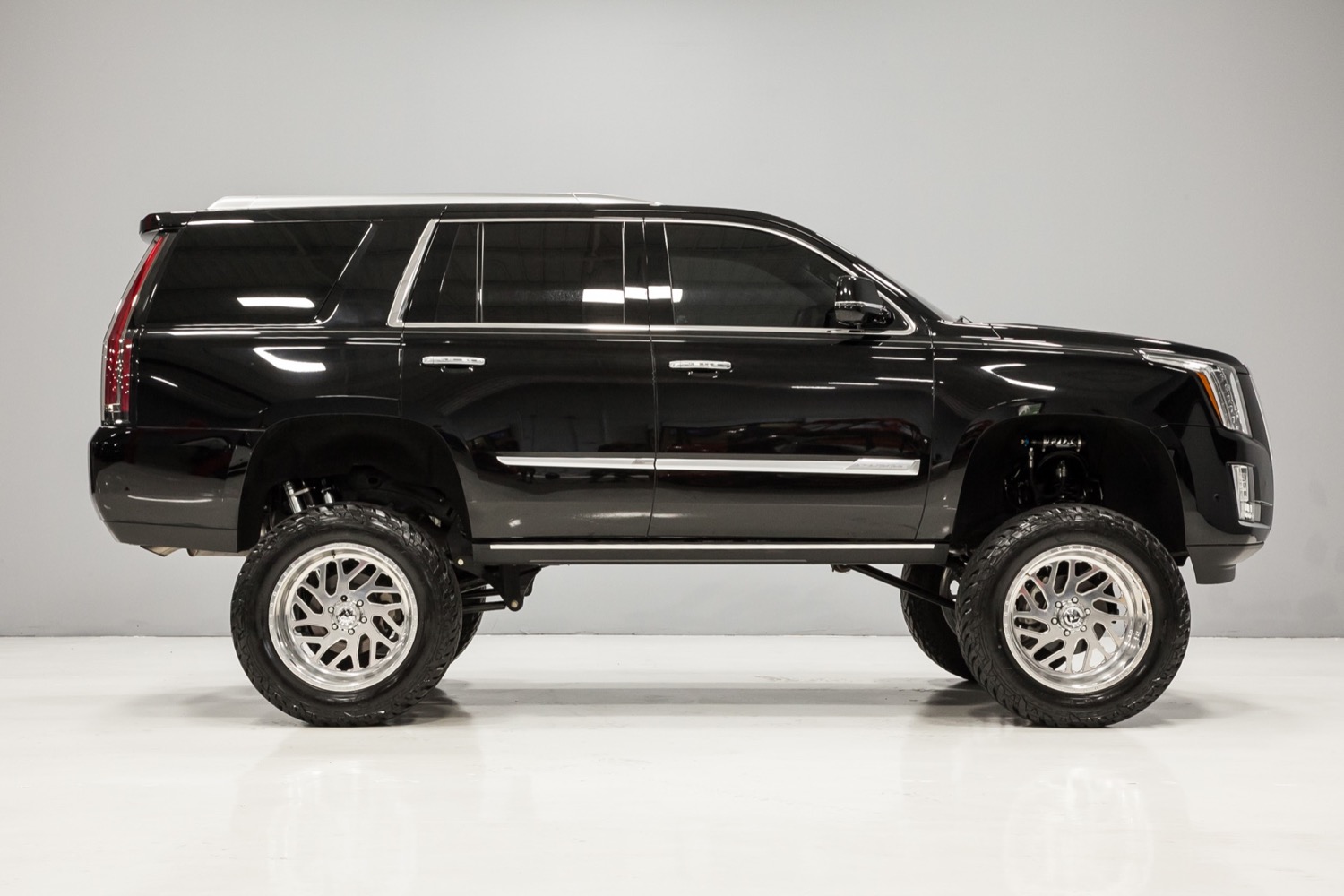 Lifted Cadillac Escalade Makes 750 Supercharged Horsepower.