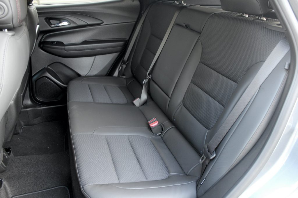 https://gmauthority.com/blog/wp-content/uploads/2020/07/2021-Chevrolet-Trailblazer-RS-GMA-Garage-Interior-Second-Row-001-rear-bench-1024x682.jpg