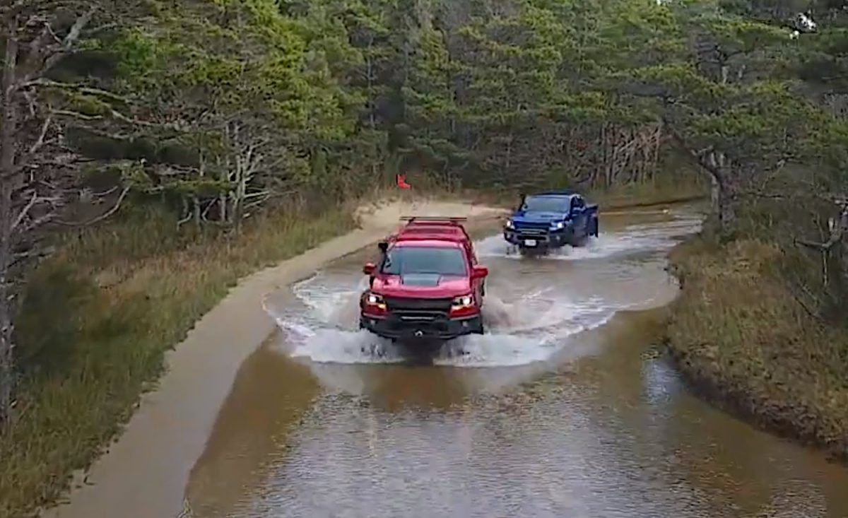 Aev Colorado Zr2 Bisons Frolic On Oregon Sand Dunes Video Gm Authority