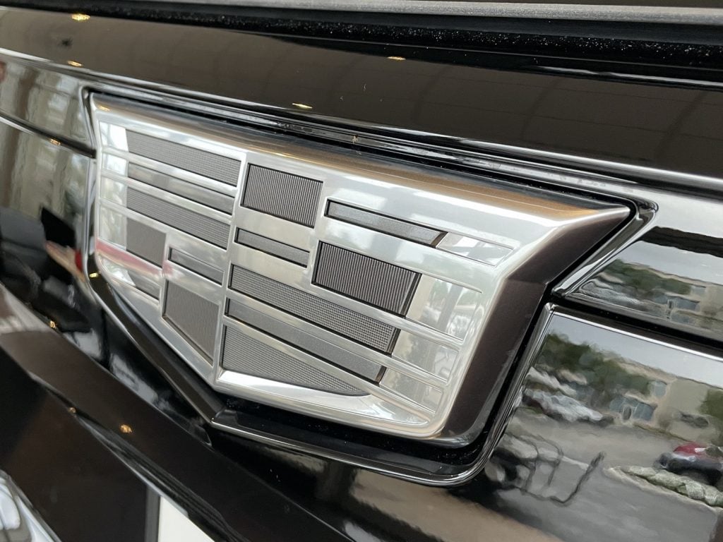 Cadillac Xt5 Is Now Available With Monochromatic Badges Gm Authority