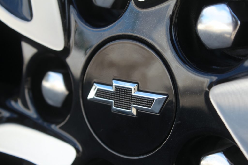 The Chevy logo on the wheel center cap of the Chevy Bolt EUV.