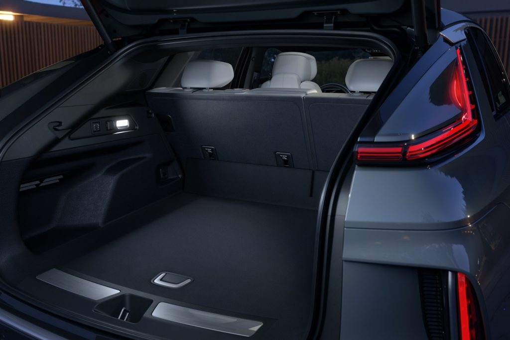 https://gmauthority.com/blog/wp-content/uploads/2021/04/2023-Cadillac-Lyriq-Interior-014-trunk-second-row-seats-upright-1024x683.jpg