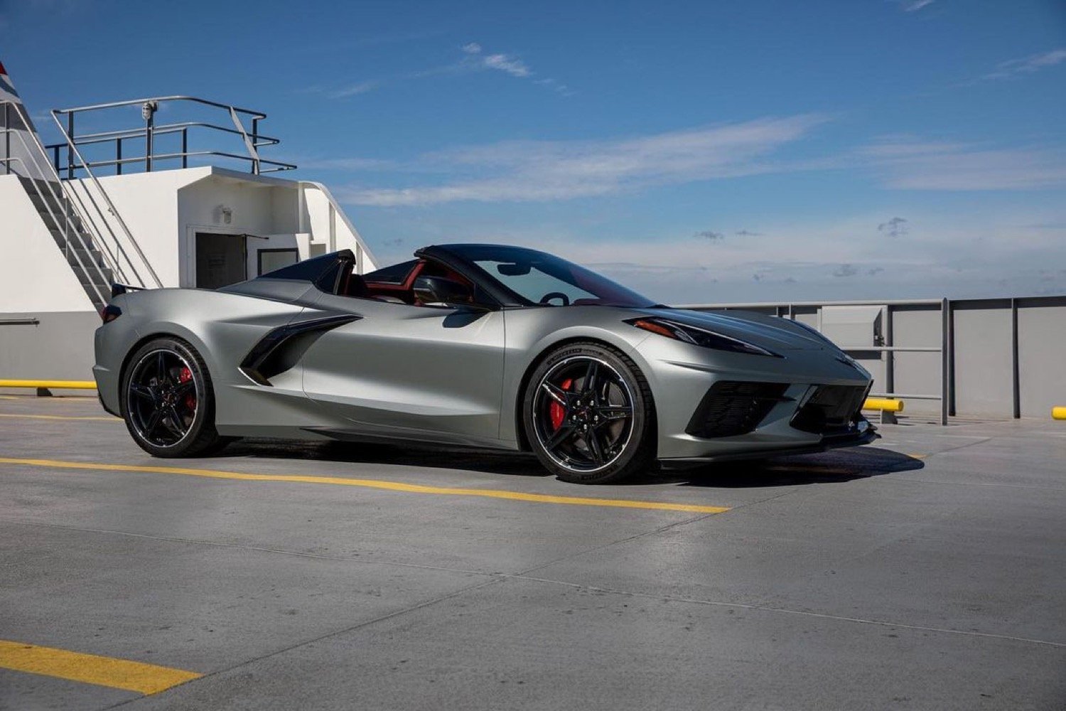 Nueva imagen del Corvette Stingray 2022 en gris hipersónico