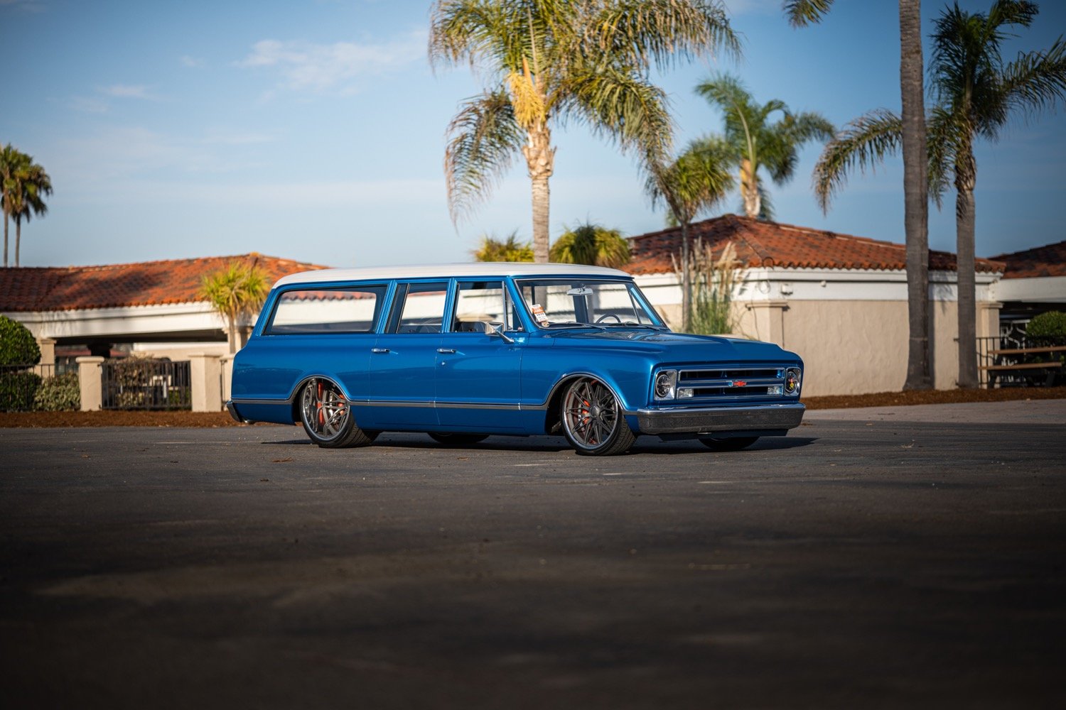 Custom 1967 Chevy Suburban Brilliantly Combines New And Old