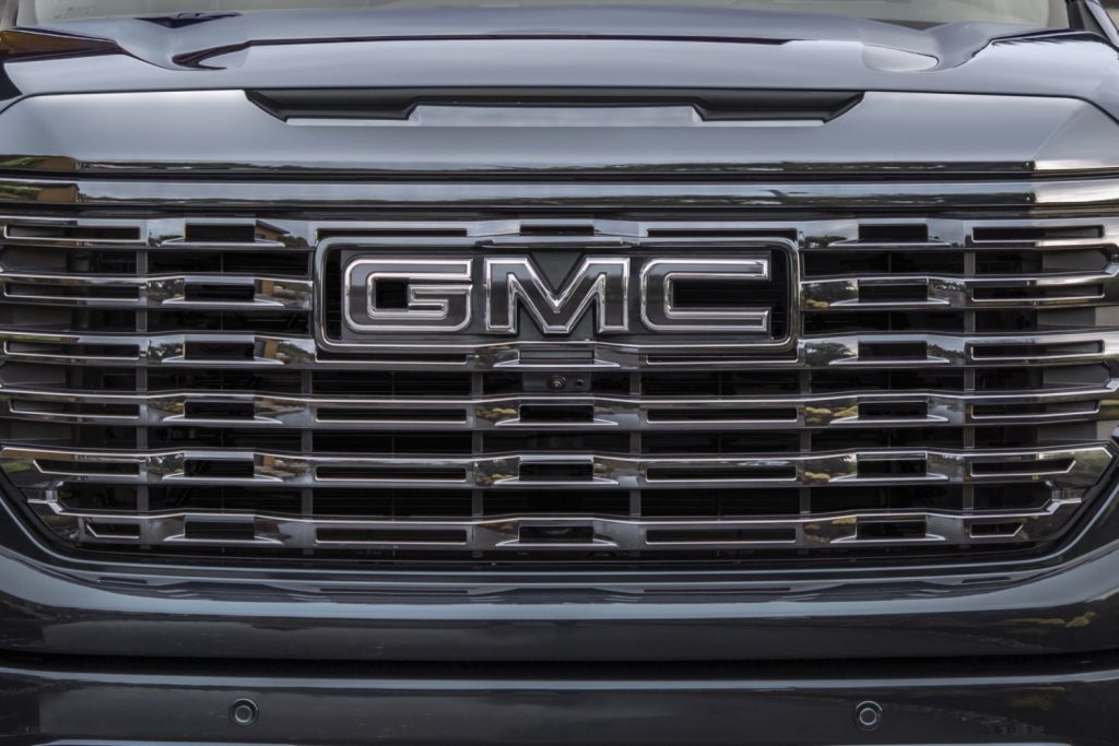 The GMC logo on the 2022 GMC Sierra 1500 grille.