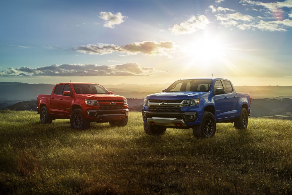 The 2022 Chevy Colorado out in a field.
