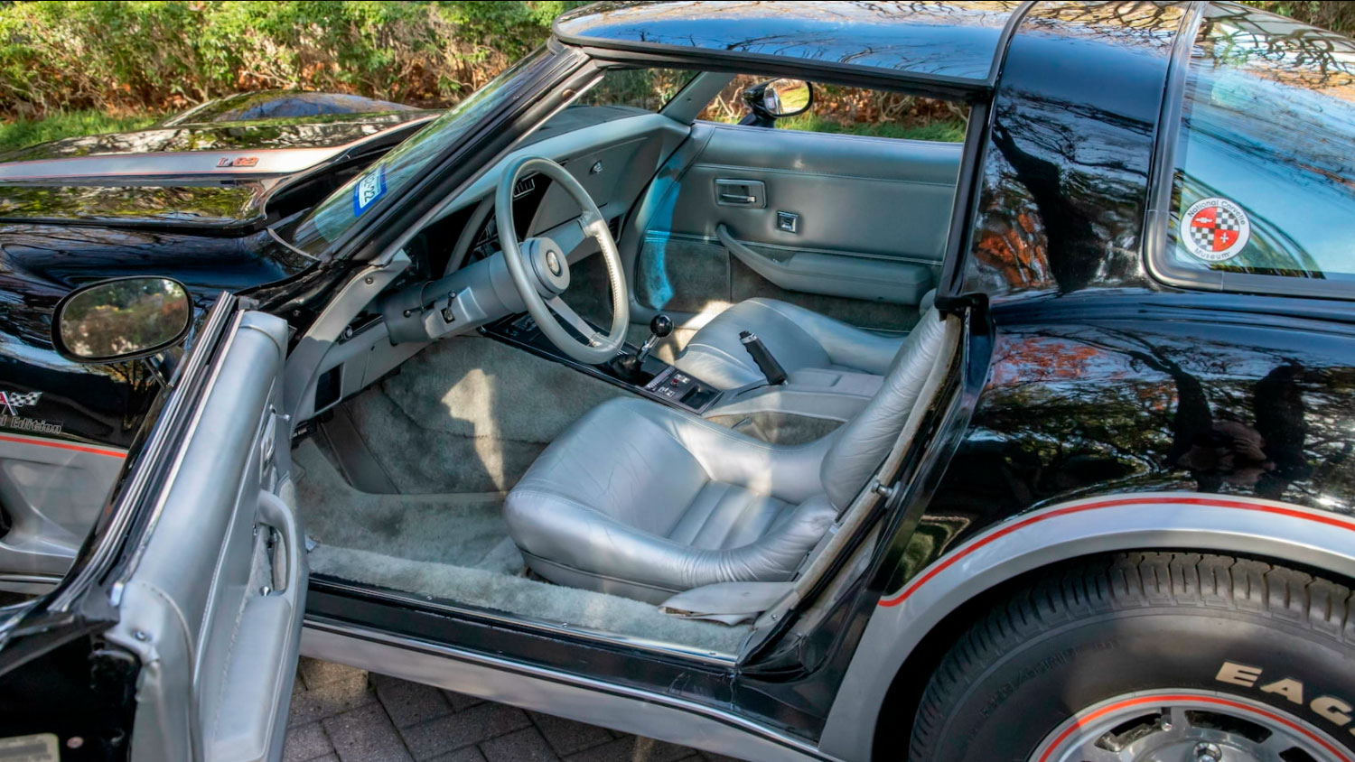 https://gmauthority.com/blog/wp-content/uploads/2022/02/1978-Chevrolet-Corvette-Pace-Car-interior-001-Mecum-Auctions-Black-and-Silver-seats-console-shifter-steering-wheel-dash-door-panel.jpg
