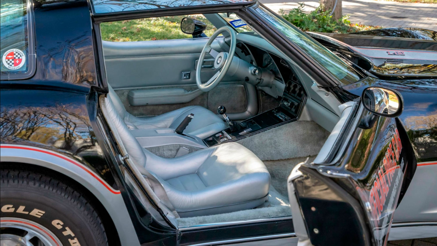 https://gmauthority.com/blog/wp-content/uploads/2022/02/1978-Chevrolet-Corvette-Pace-Car-interior-002-Mecum-Auctions-Black-and-Silver-seats-console-shifter-steering-wheel-dash-door-panel.jpg