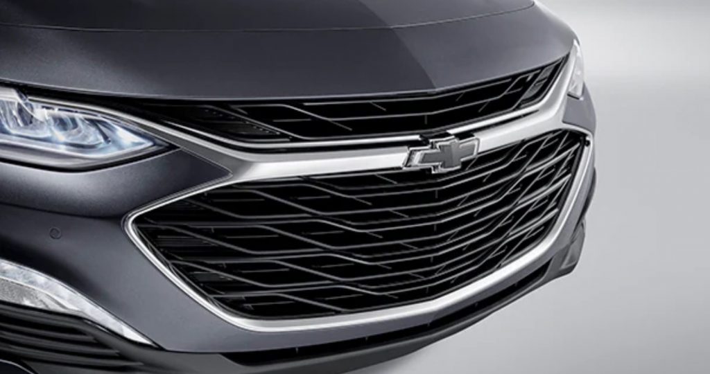 The grille of the 2022 Chevy Malibu with Bow Tie badge.