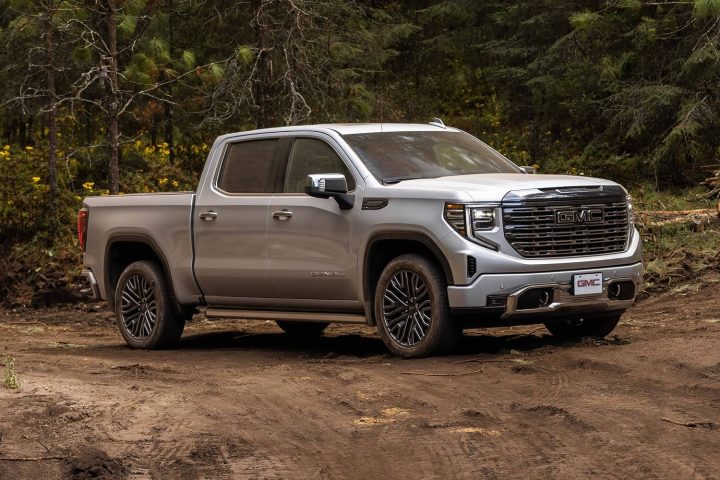 Front three quarters view of the GMC Sierra in Mexico.