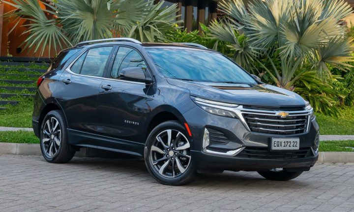 Front three-quarter view of the third-generation Chevy Equinox.