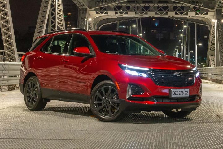 Front three quarters side view of the 2024 Chevy Equinox. 