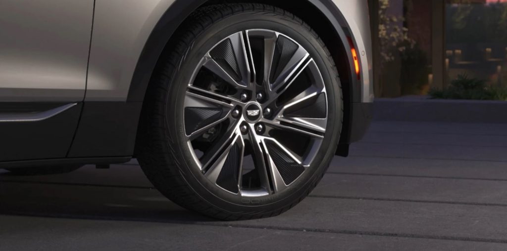 22-inch Dynamic Split Spoke Reverse Rim alloy wheels with a Polished Gloss Black finish