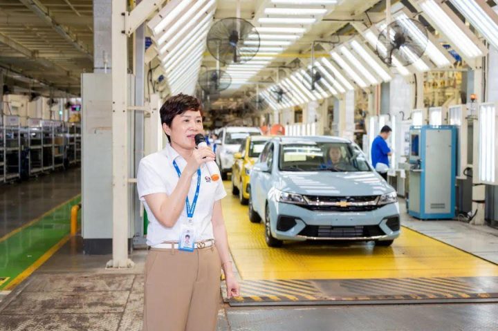 Photo of Chinese worker at SAIC-GM plant.