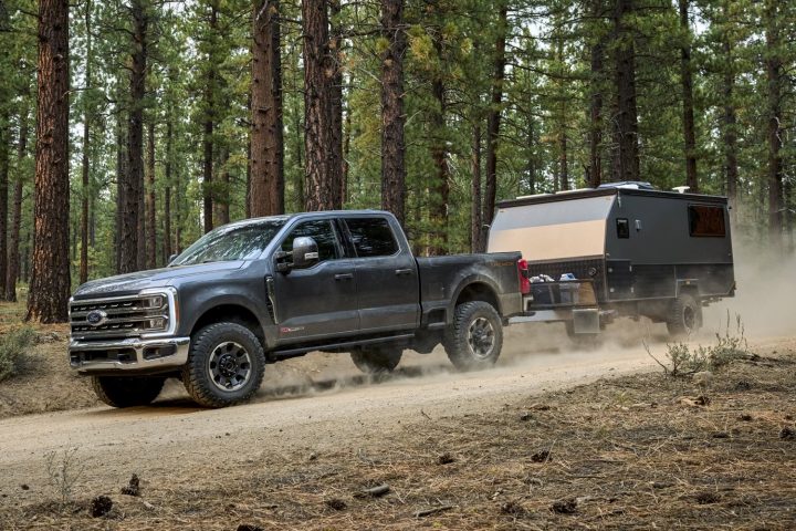 Side profile Ford Super Duty.