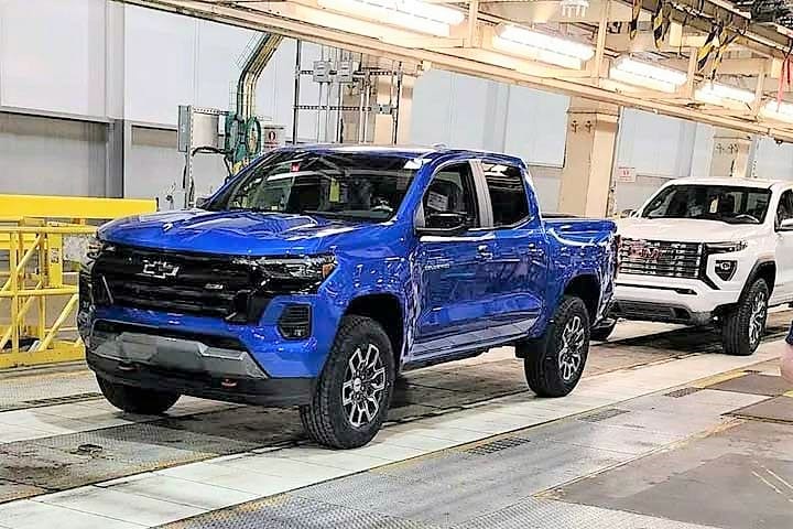 Front three-quarters view of the 2023 Chevy Colorado Z71 in Glacier Blue Metallic at start of Wentzville production.