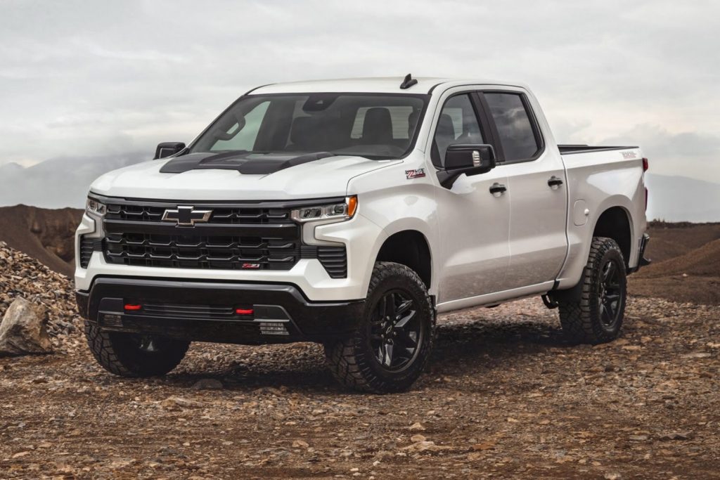 Front three-quarters view of the Chevy Silverado LT Trail Boss Z71 for the Colombian market.