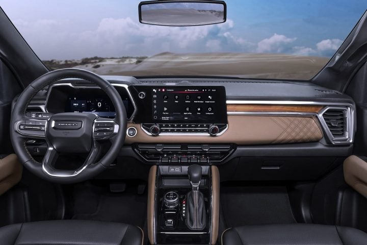 Cockpit view of the GMC Canyon. 