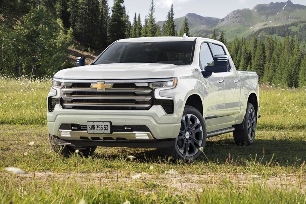 Front three-quarters view of the Brazilian-market 2024 Chevy Silverado High Country pickup.