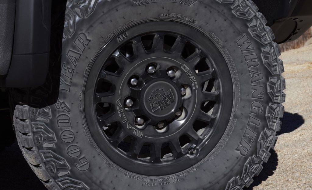 18-inch Salta wheel on the 2024 GMC Sierra AT4X AEV Edition.