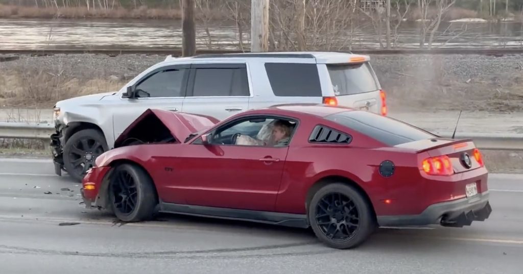  Ford Mustang saca a Chevy Tahoe después del video de reunión de autos