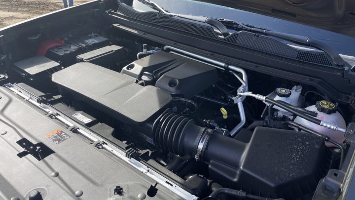 A photo of the turbo 2.7L I-4 L3B engine in a 2023 Chevy Colorado Trail Boss.
