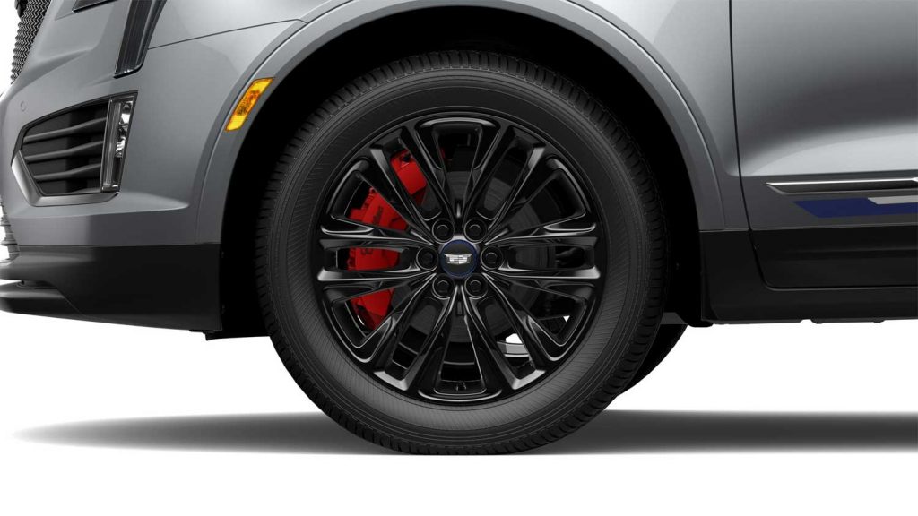 The close-up view of the front driver side wheel on the 2024 Cadillac XT5.