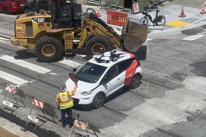 A GM Cruise AV having trouble with construction vehicles.