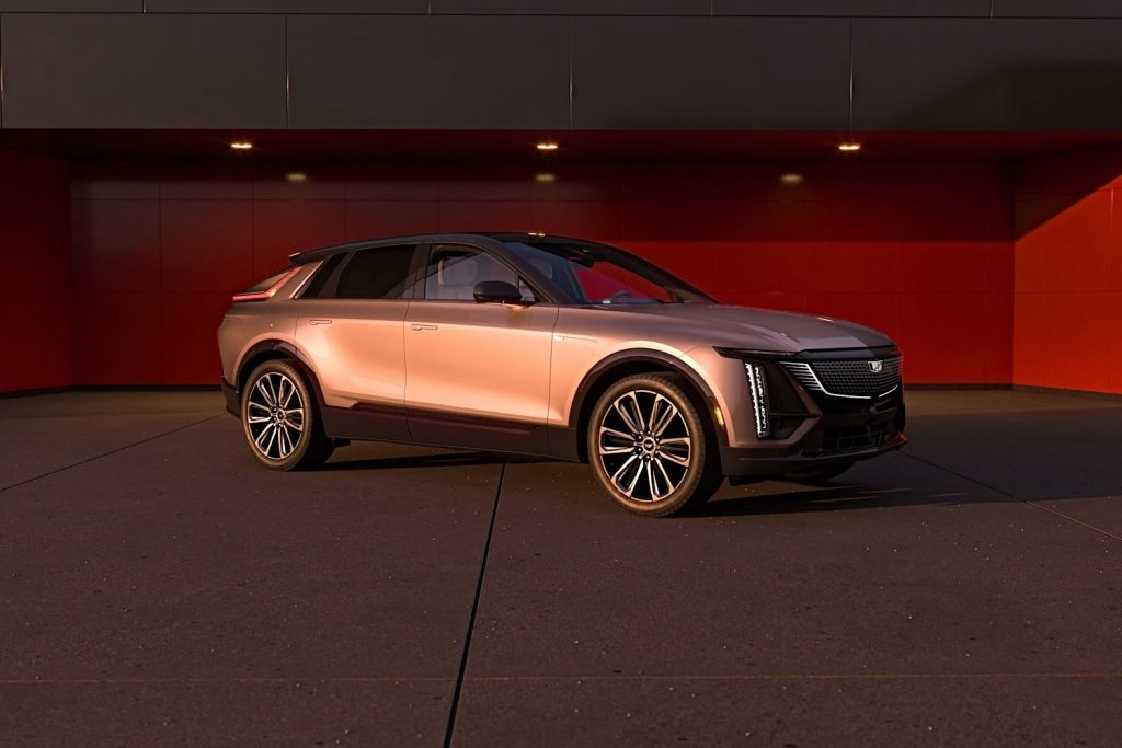 The side view of the 2024 Cadillac Lyriq.