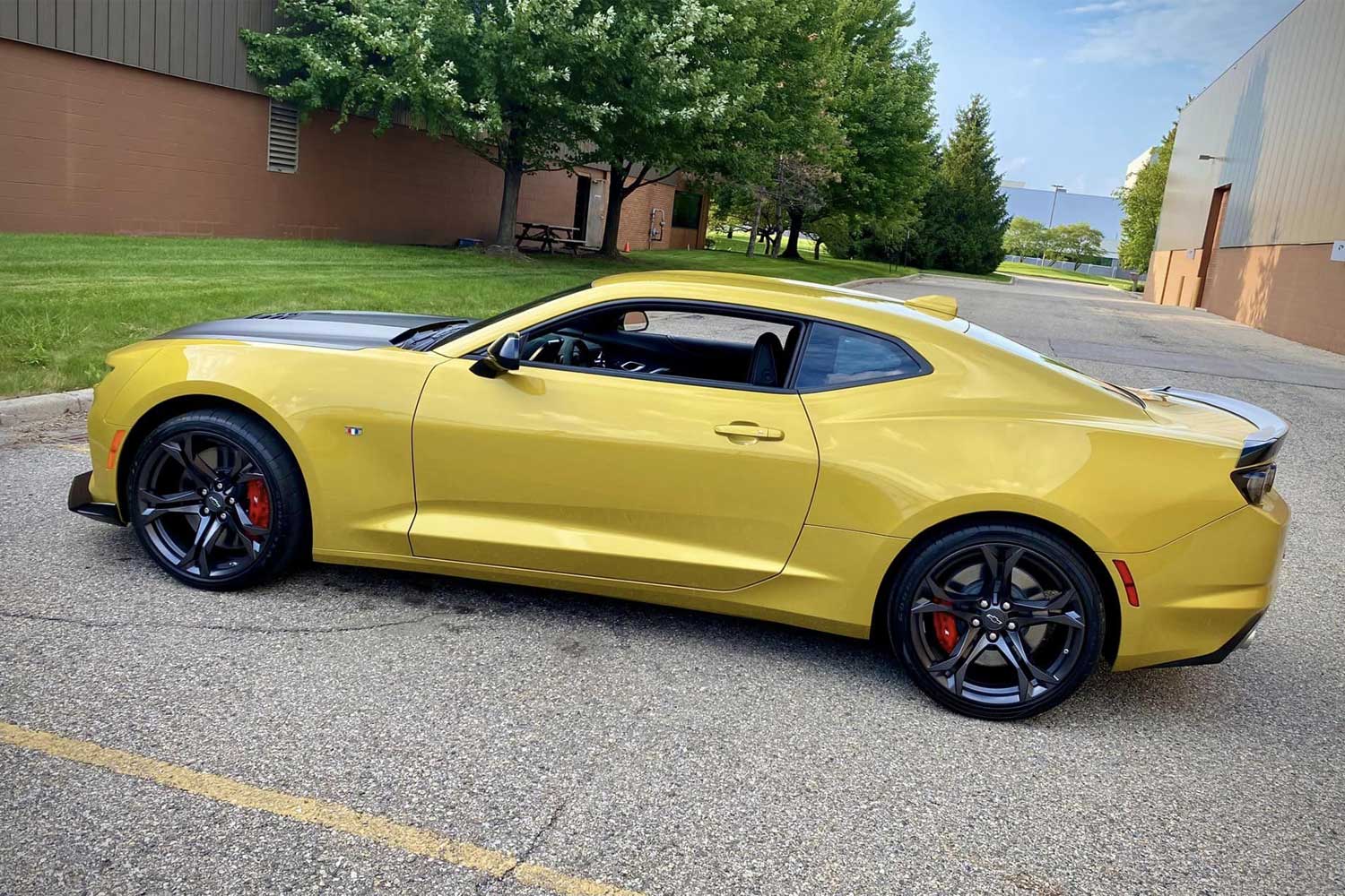 https://gmauthority.com/blog/wp-content/uploads/2023/07/2024-Chevrolet-Camaro-SS-1LE-Nitro-Yellow-Metallic-GCP-First-Images-Social-Media-Exterior-002-Side.jpg