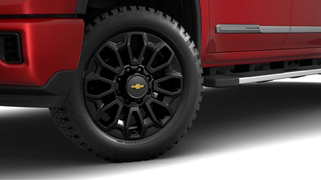 An image of a 22-inch wheel on the refreshed 2024 Chevy Silverado HD.