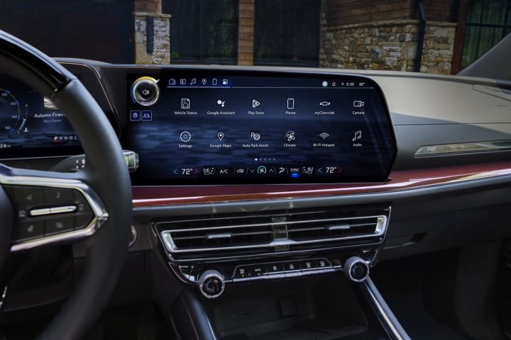 Cockpit view of the 2025 Chevy Traverse. 