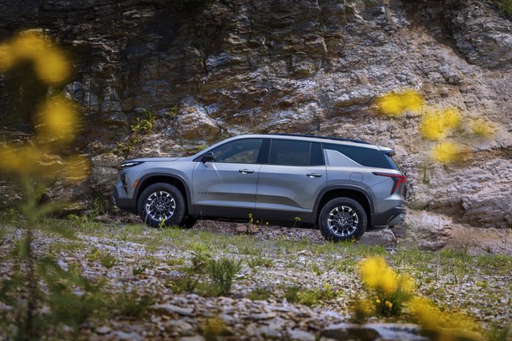 Side view of the 2025 Chevy Traverse. 