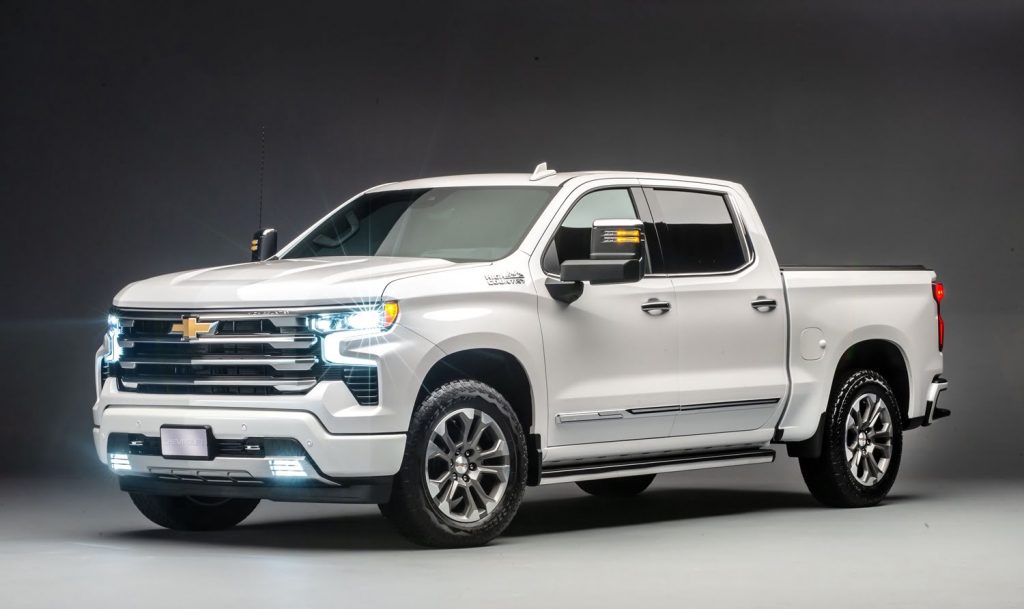 Front three-quarters view of the Chevy Silverado High Country planned for Argentina during the 2024 calendar year.