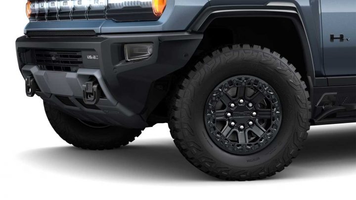 18-inch Gloss Black Beadlock-capable wheels with Carbon Flash Decorative Ring, LPO (SYW).