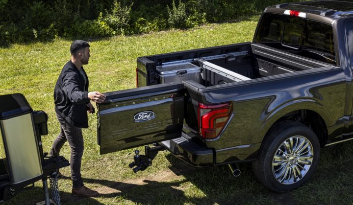2024 Ford F-150 Platinum with Pro Access Tailagte open.