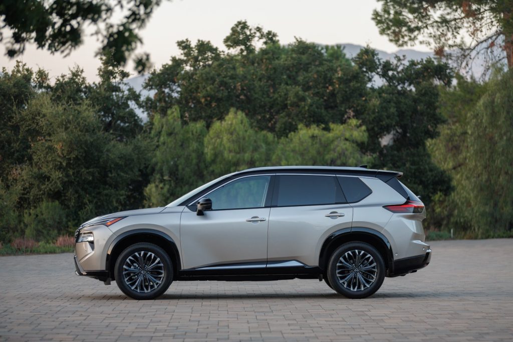 The side view of the refreshed 2024 Nissan Rogue.