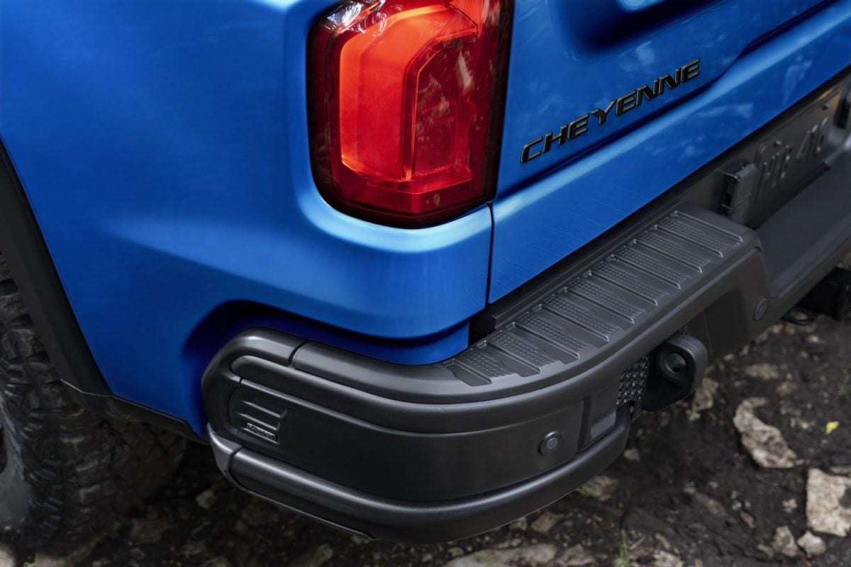 2024 Chevy Cheyenne ZR2 Bison Launches In Mexico   2024 Chevrolet Cheyenne ZR2 Bison Mexico Press Photos Exterior 007 Cheyenne Logo Badge On Tailgate Rear Bumper 1200x800 