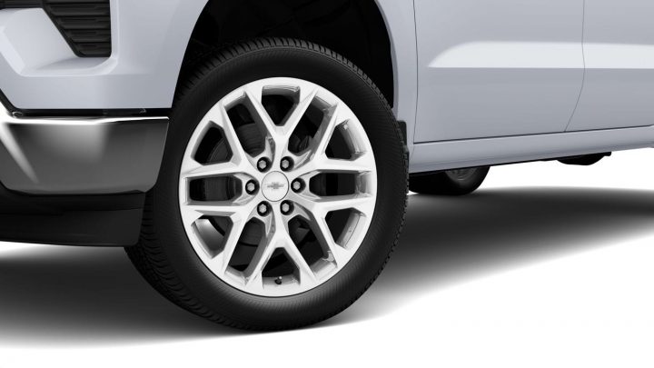 22-inch Bright Chrome multi-spoke wheel (SSW), shown here on the 2024 Chevy Silverado.