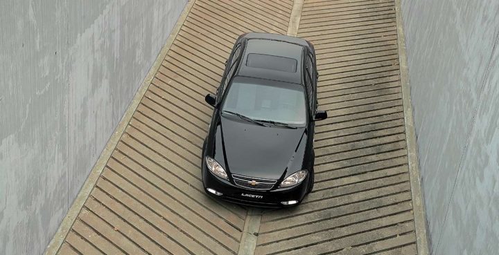 Overhead view of the Chevy Lacetti.