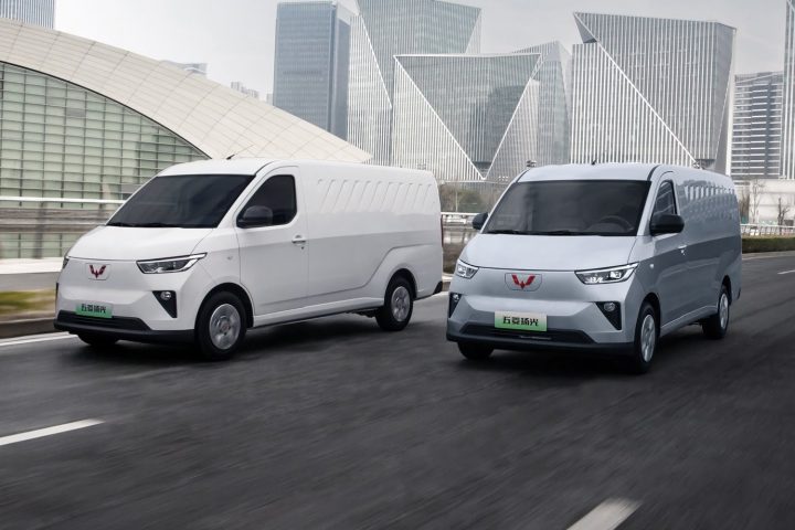 Front three-quarters view of the new Wuling Yangguang EV commercial van.