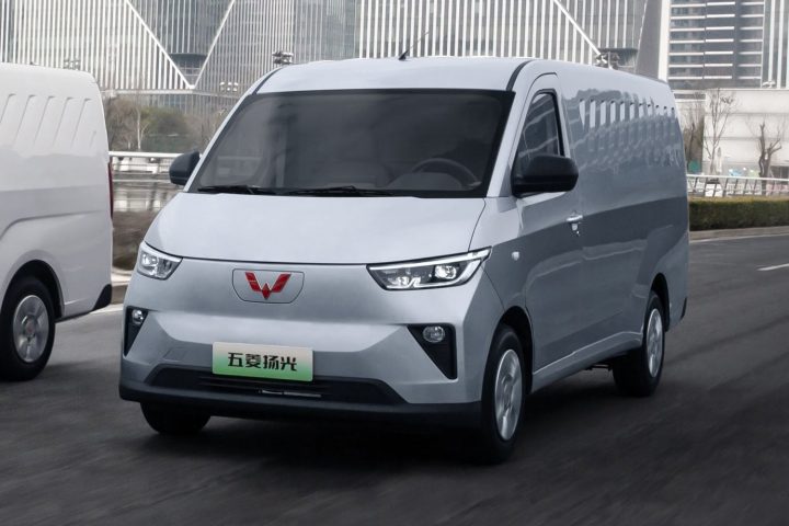 Front three-quarters view of SAIC-GM-Wuling's new Wuling Yangguang EV commerical van for China.