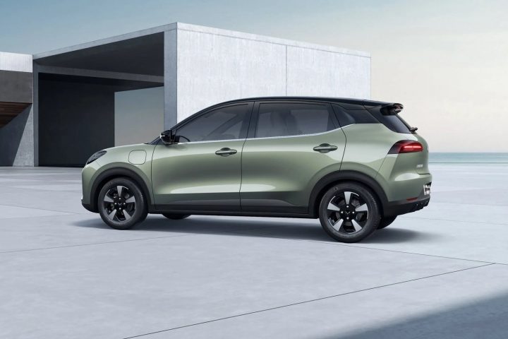 Wuling Bingo Plus driver side profile.