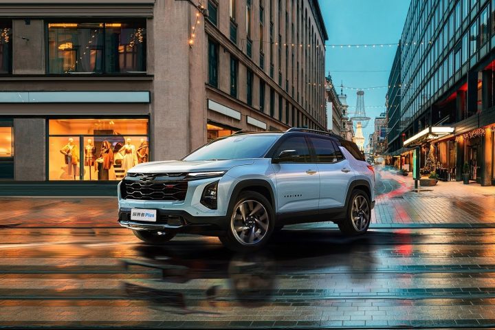 Front three-quarters view of the new 2025 Chevy Equinox Plus PHEV for the Chinese market.