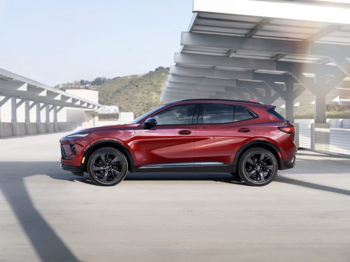 Side profile 2025 Buick Envision.