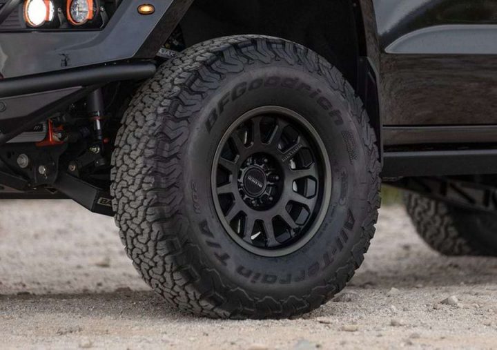 Wheel detail view of the 2024 Chevy Silverado 1500 Fox Factory Edition.